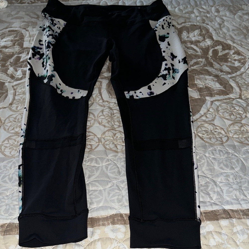 CALIA by Carrie Underwood Women’s Black with multicolored print Leggings size XL